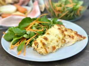 Pečený syrový losos s polníčkovo-mrkvovým šalátom