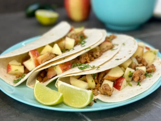 Pikantné hovädzie tacos s jablkovou salsou a polníčkom