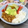 Údený tempeh s nakladanou zeleninou, avokádom a basmati ryžou