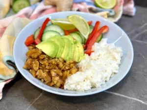 Údený tempeh s nakladanou zeleninou, avokádom a basmati ryžou