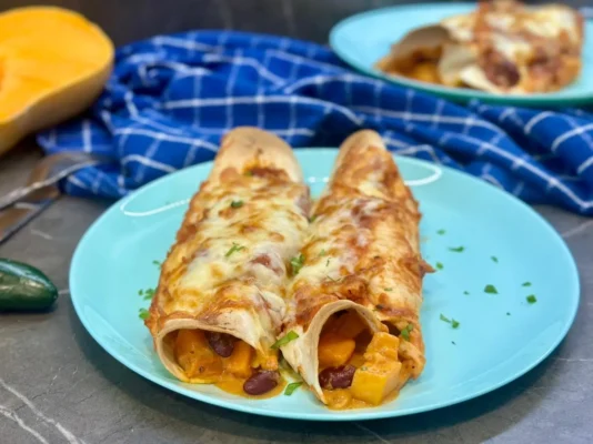 Fazuľovo-batatové enchiladas s jalapeños papričkami a mozzarellou