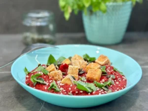 Pikantné pečené tofu s cviklovo-batatovým pyré a čerstvou bazalkou