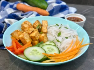 Pikantné tofu s ryžovými rezancami a chilli-sezamovou omáčkou