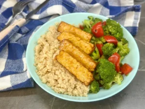 Pečený údený tempeh s kuskusom, brokolicou a červenou paprikou