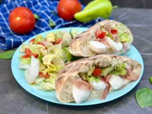 Pita plnená sušenou šunkou a mozzarellou s talianským dresingom a šalátom
