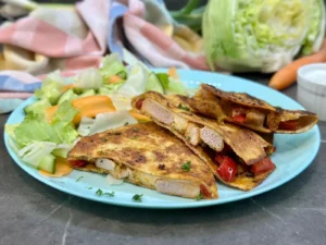 Bravčová quesadilla s limetkovo-jogurtovým dresingom a šalátom