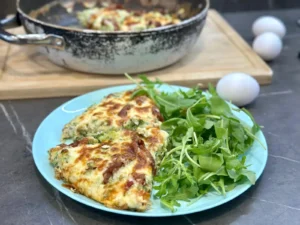 Cuketová frittata s rukolou a sušenými paradajkami