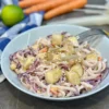 Ryžové cestoviny s tofu, červenou kapustou a chrumkavou šalotkou