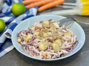 Ryžové cestoviny s tofu, červenou kapustou a chrumkavou šalotkou